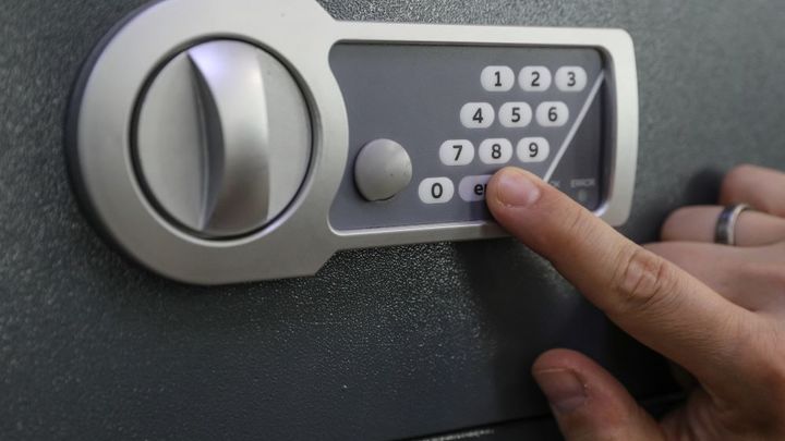 Девятилетняя девочка в Нижнем Тагиле отдала родительский сейф мошеннику, проникшему в квартиру