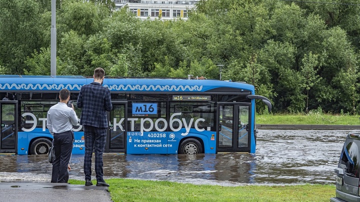 Появилось видео затопленных из-за ливня улиц в Москве и Подмосковье