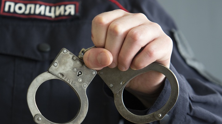 Вывели на полусогнутых: В Иркутске после убийства мальчика на остановке задержали двоих