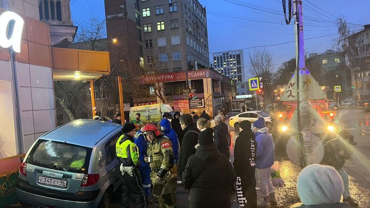В Екатеринбурге под колёсами иномарки, вылетевшей на тротуар, пострадал пешеход