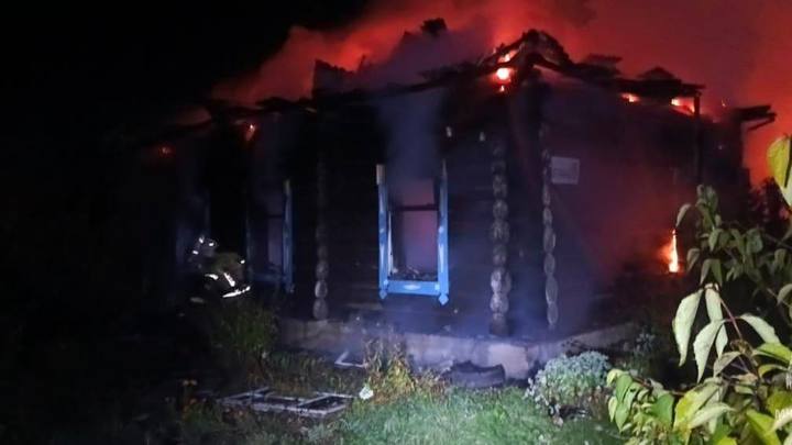 Пожар в частном доме унес жизни двух подростков в Свердловской области