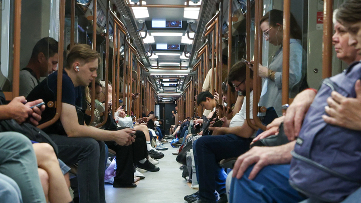 Москвича избили за просьбу уступить место на эскалаторе в метро