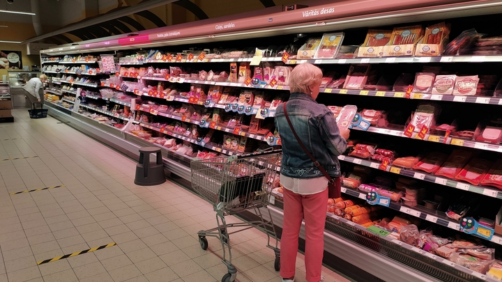 Как изменились цены на ажиотажные продукты в супермаркетах Новосибирска