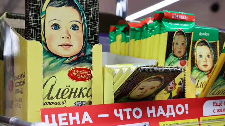 За шоколадку охранники московского ТЦ избили ногами женщину