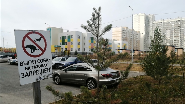 В Челябинске железная кровля автостоянки придавила 26 автомобилей