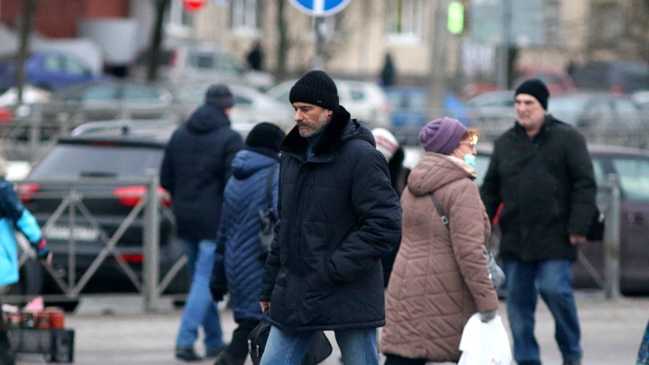 Москвичам стоит быть осторожнее на улице из-за гололедицы и сильного ветра