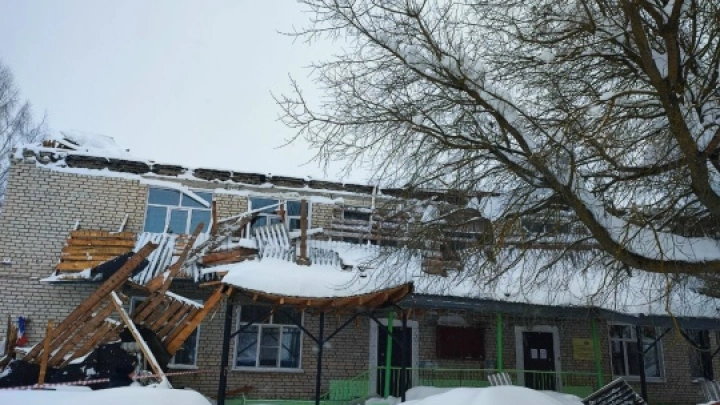 Крыша детского сада Ромашка рухнула под тяжестью снега под Нижним Новгородом