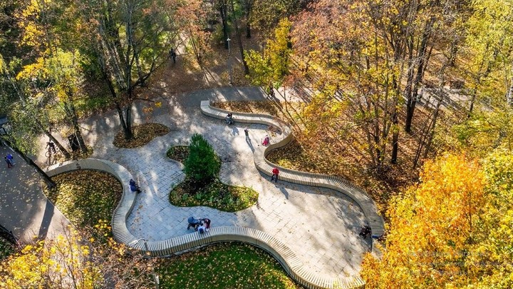 В московском парке «Покровское-Стрешнево» появилась 80-метровая скамейка