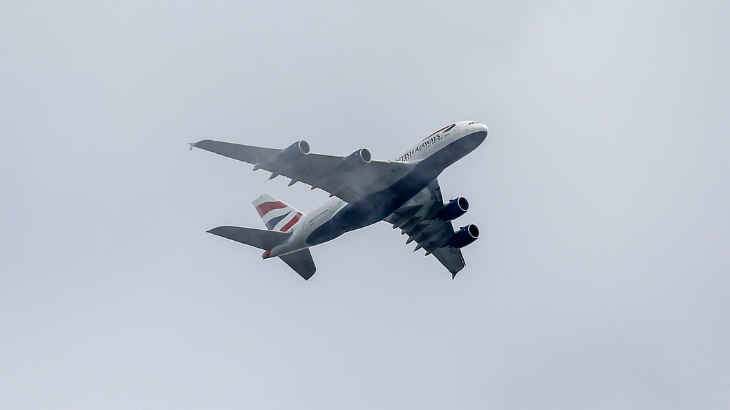 самолет пролетел 4. с какой скоростью летит самолёт в час. 4 а затем ещё 0. 5 часов. самолет в небе.