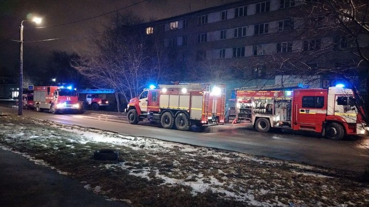 Пришлось эвакуировать людей: в Челябинске загорелась многоэтажка