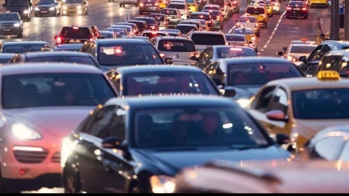 Километровые пробки на трассе М-12 Восток: Водители часами стоят в очереди на заправку - Mash