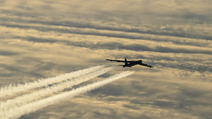 Американский бомбардировщик отработал удар в опасной близости от Петербурга