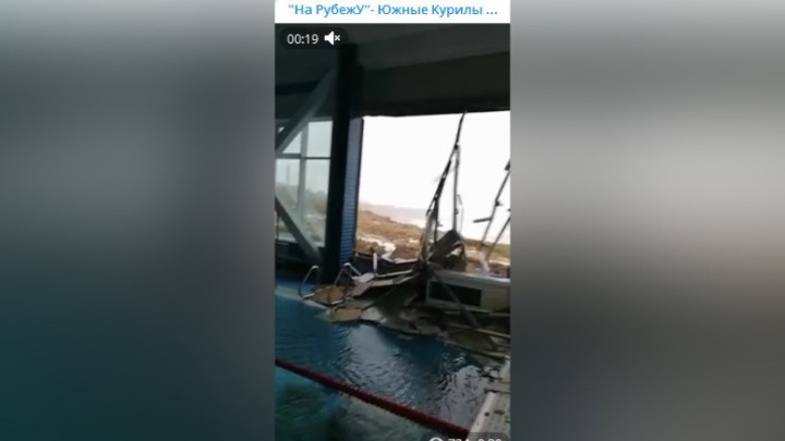 Ураганный ветер пробил дыру в стене спортшколы в Южно-Курильске