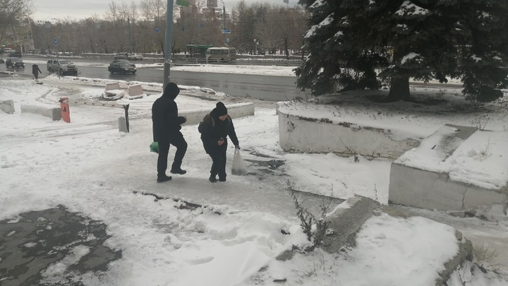 Падаем! Челябинцы требуют у мэра Котовой очистить город от гололёда