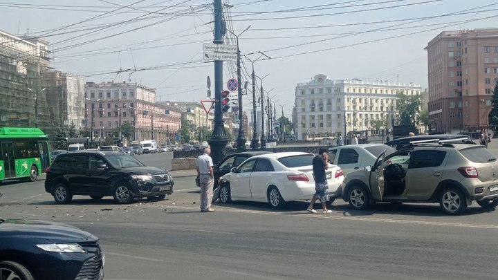 Крупное ДТП в Челябинске на площади Революции