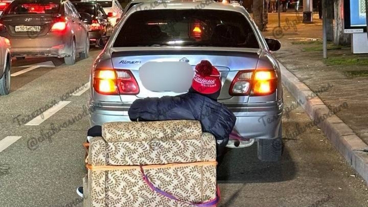 Водитель прокатил девушку на привязанном к авто кресле по центру Краснодара