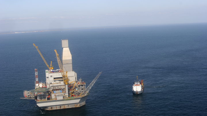 ВСУ вновь обстреляли ракетой вышку Черноморнефтегаза в Чёрном море