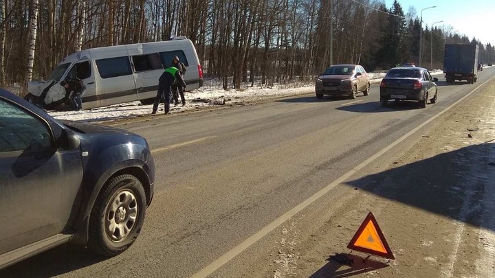 В Ивановской области грузовик при обгоне врезался в микроавтобус