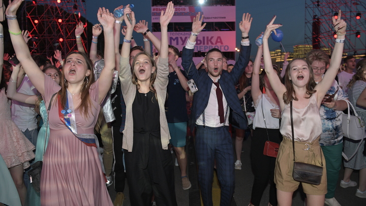 На городской планерке в мэрии Краснодара обсудят АЗС, спортплощадки и выдачу аттестатов выпускникам