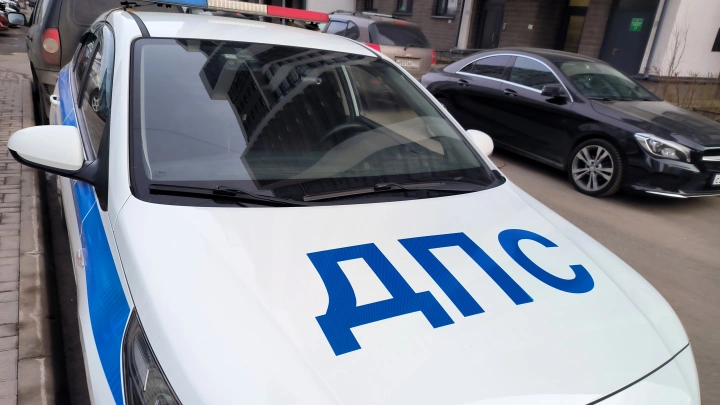 Бурятские дрифтеры устроили хоровод вокруг машины ДПС, которая приехала их разгонять