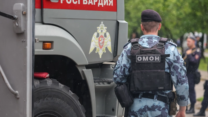 Видео с Береговой взорвало сеть: росгвардеец избил посетителя караоке. Кого настигла буква закона?