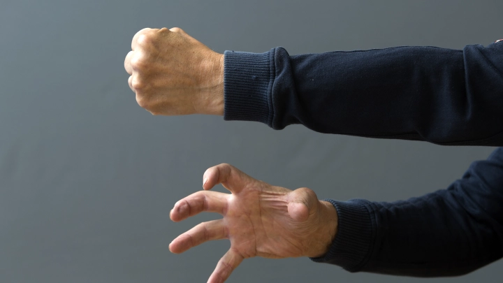 В Крыму директор предприятия избил подчинённого за жалобы на график