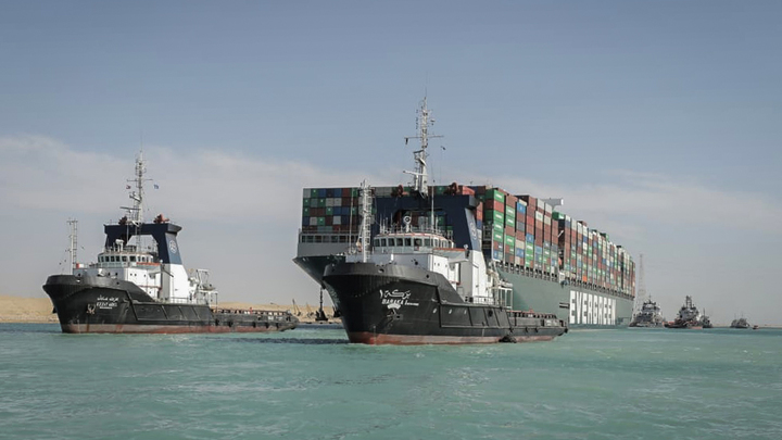 Снятый с мели в Суэцком канале Ever Given вновь застрял. Египет выдвинул условия