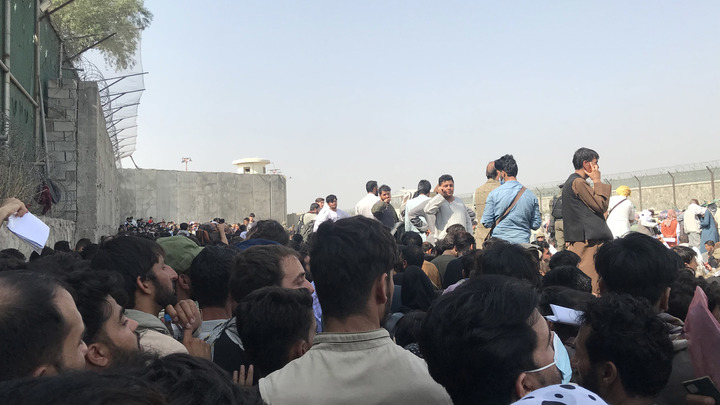 К давке и панике добавился пожар: Аэропорт Кабула закрыт для посадки