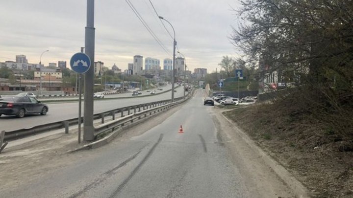 В Новосибирске водитель грузовика сбил 14-летнюю школьницу