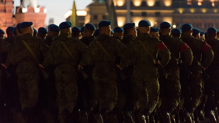 Военные провели ночную репетицию Парада Победы 2021 в Екатеринбурге