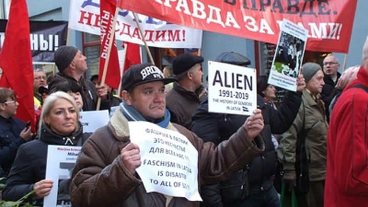 Политолог предложил России два пути по защите русского языка в Прибалтике