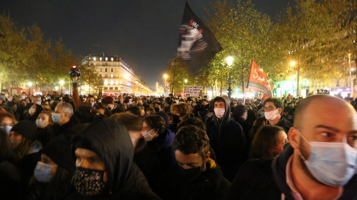 Банк Франции сожжён. Полицейские жестоко избиты: Париж поднялся на баррикады по примеру BLM