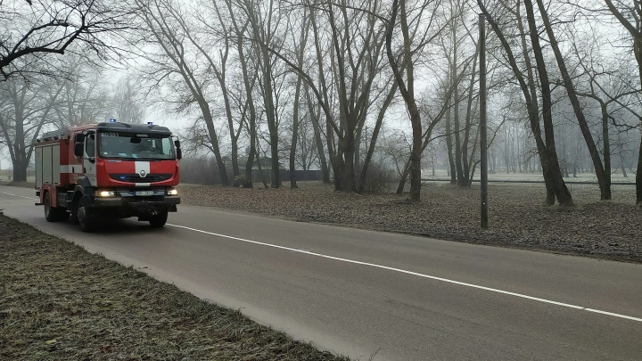 В Екатеринбурге загорелся магазин автозапчастей и склад с маслом: площадь пожара выросла до 900 кв. м