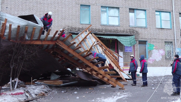 Ветер сорвал крышу с детского сада в городе Чита