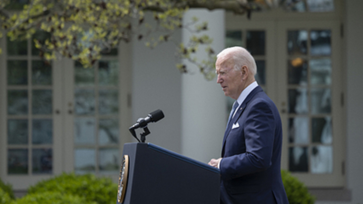 Боже, спаси нас всех: Британские читатели испугались невидимого друга Байдена