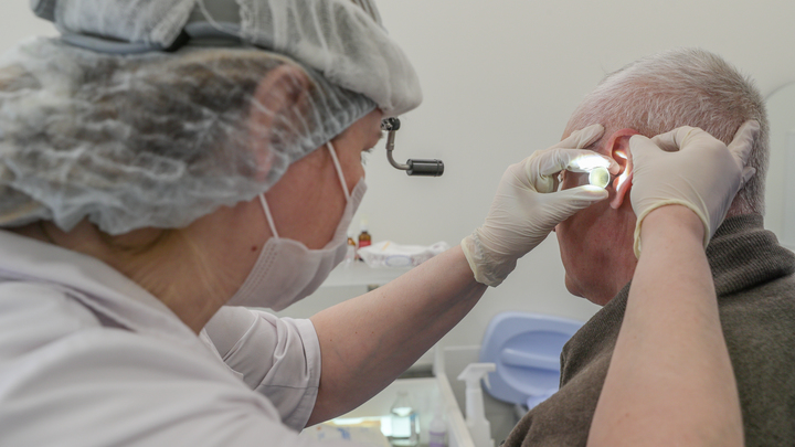 Врач рассказала, кому для чистки ушей стоит идти в поликлинику