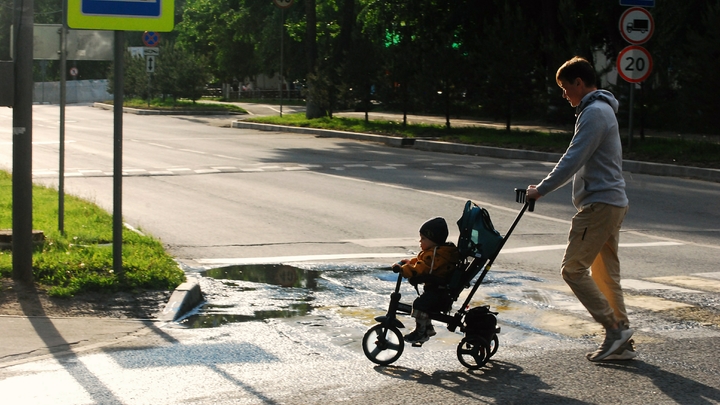 В Новосибирской области женщина выкинула ребёнка из велосипеда-коляски