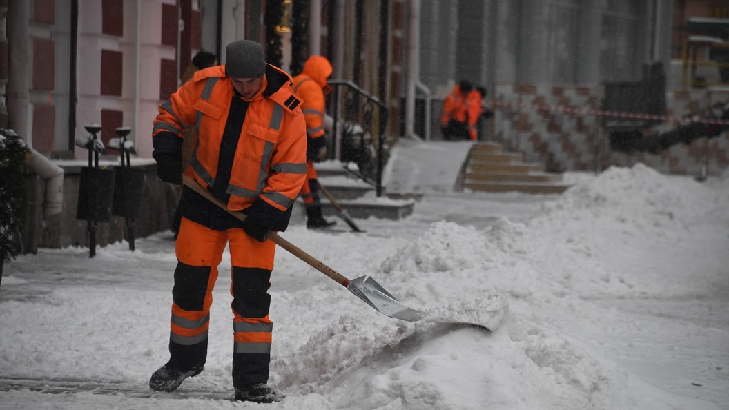 Уборка снега дворник. Беглов зимой. Туристы в городе спб. В петербурге нехватка. В петербурге нехватка.