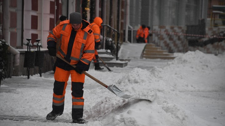В Петербурге ощутили резкую нехватку дворников