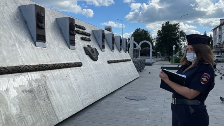 Осквернивших памятник вандалов разыскивает полиция Кузбасса