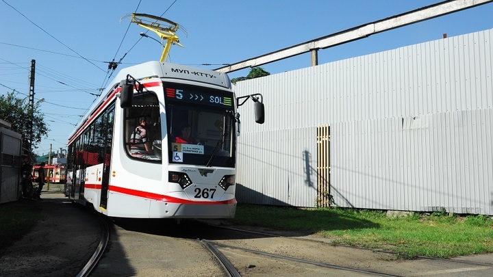 В Краснодар в рамках обновления трамвайного парка доставили последний вагон