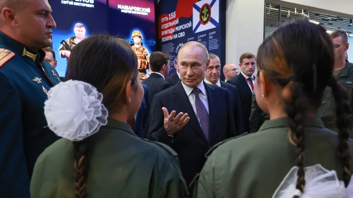 Путин обеспокоился весом участниц патриотического клуба перед первым прыжком с парашютом