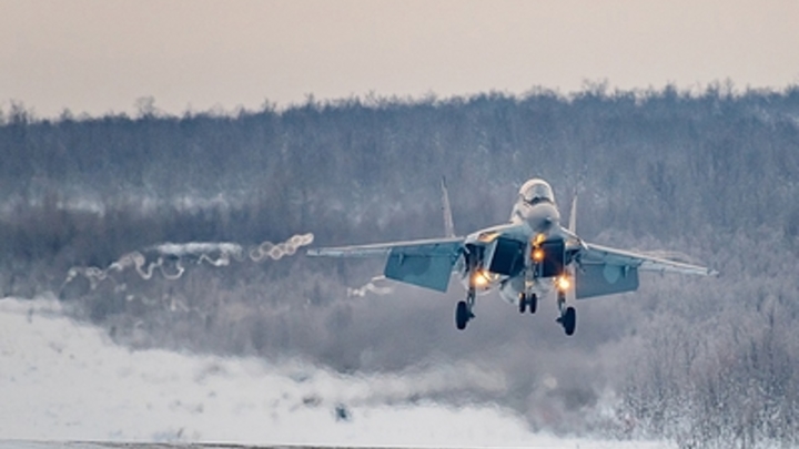 Военный самолет, осуществлявший тренировочный полет, рухнул в Ленинградской области