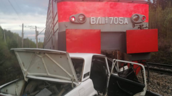В Свердловской области грузовой состав смял легковушку, оказавшуюся на путях