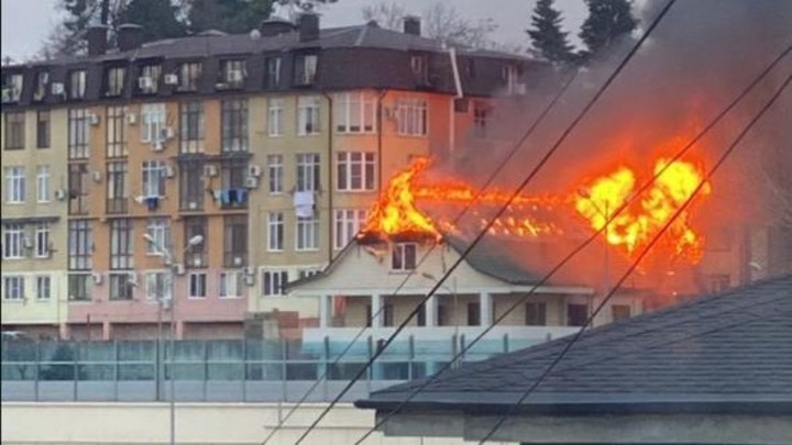 На берегу Бочарова ручья в Сочи сгорели два соседских дома