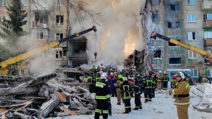 Двух жителей Омской области задержали по делу о взрыве газа в жилом доме в Новосибирске