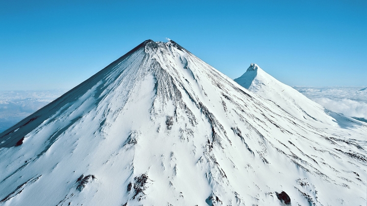 Столбы пепла - в небо: На Камчатке отменили уроки из-за вулкана Ключевской