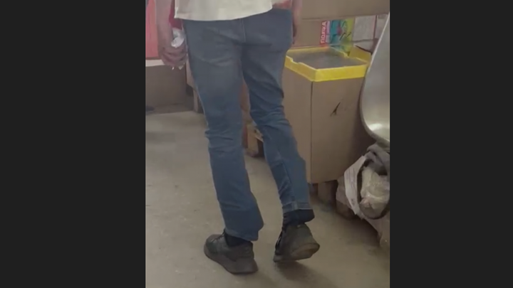 21-летний бомж в Иванове попытался в носках вынести из магазина водку и колбасу
