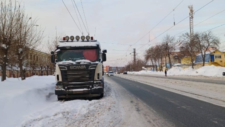 В Екатеринбурге из-за фуры на дороге закрыто движение троллейбусов