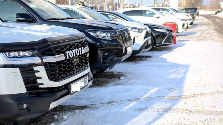 Нечистоты из канализации затопили по колено парковку с автомобилями в Уфе